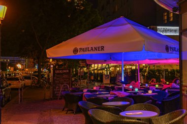 Berlin, Almanya - 3 Ağustos 2019: Berlin, Almanya 'da Gece Hayatı. Berlin 'in ortasında ziyaret edebileceğiniz aydınlatılmış restoranlar görürsünüz..