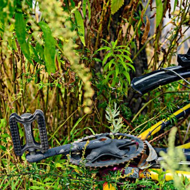 Berlin, Almanya - 09 Ağustos 2019: Üzücü kalıntı: Hırsızlıktan sonra, sadece bir bisikletin dinlenmesi kaldı. 