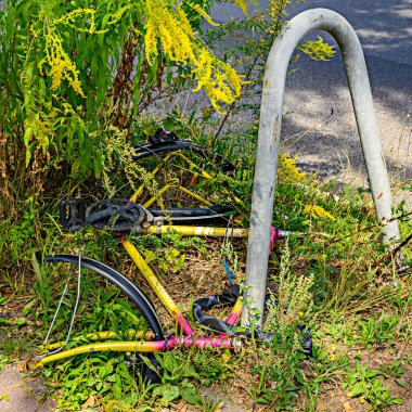 Berlin, Almanya - 09 Ağustos 2019: Üzücü kalıntı: Hırsızlıktan sonra, sadece bir motorun dinlenmesi kaldı. Ama bu en azından bisiklet kilidiyle korunuyor..