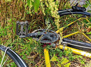 Berlin, Almanya - 09 Ağustos 2019: Üzücü kalıntı: Hırsızlıktan sonra, sadece bir bisikletin dinlenmesi kaldı. 