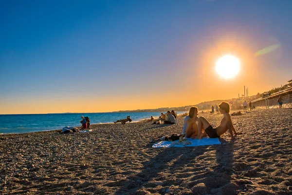 Güzel, Fransa - 3 Ekim 2018: alacakaranlıkta banyolu Nice 'in Cote d Azur sahiline bakın..