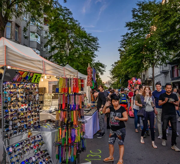 ベルリン ドイツ 6月28 2019 ベルリン クロイツベルクのストリートフェスティバルで眼鏡 編組ブレスレットやアクセサリーの市場の屋台 — ストック写真