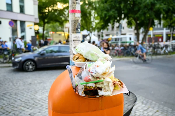 베를린 2019 축제때문에 길가에 흙탕물이 — 스톡 사진