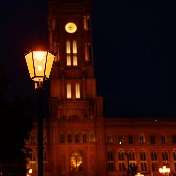 Das Rote Rathaus Der Berliner Innenstadt Bei Nacht Vordergrund Steht — Stockfoto