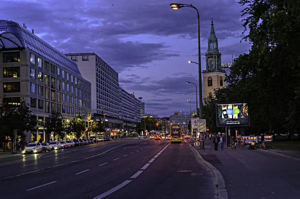 Berlín Německo Srpna 2019 Noční Záběr Života Města Velké Ulici — Stock fotografie
