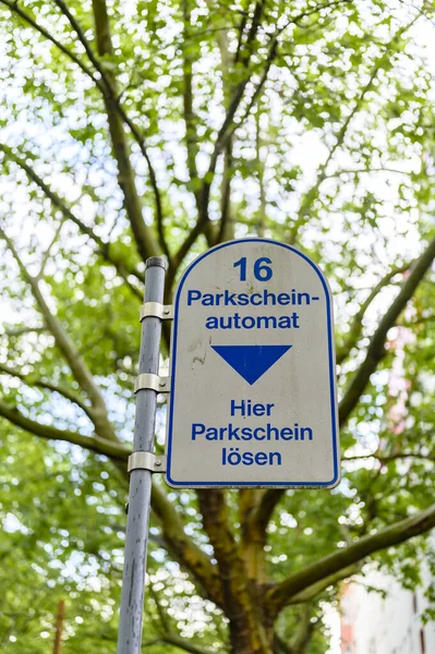 駐車券機のサイン ドイツ語のテキスト 駐車券機と有料駐車券はこちら — ストック写真