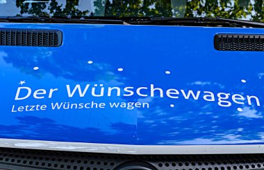 Minibüs, ölmeden önceki son dileklerin yerine getirilmesi için..