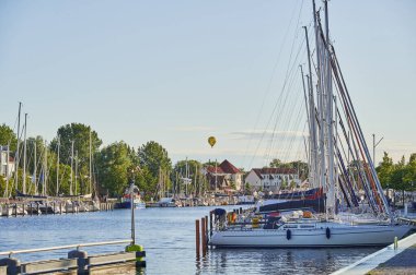 Greifswald, Almanya - 31 Ağustos 2020: Ryck nehri kıyısındaki Greifswald limanına bakın.