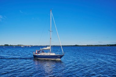 Greifswald, Almanya - 31 Ağustos 2020: Baltık Denizi 'ndeki Greifswalder Bodden' da bir yelkenliye bakın.