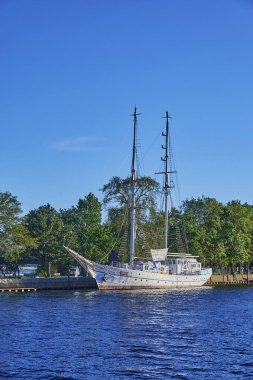 Greifswald, Almanya - 31 Ağustos 2020: Ryck nehri kıyısındaki Greifswald limanına bakın.