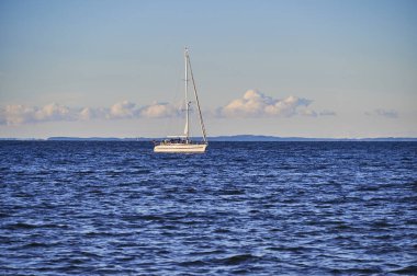 Greifswald, Almanya - 31 Ağustos 2020: Baltık Denizi 'ndeki Greifswalder Bodden' da bir yelkenliye bakın.