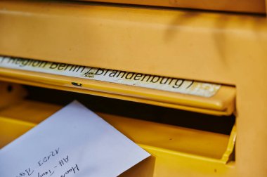 Berlin, Almanya - 24 Ekim 2020: Alman Postası 'nın posta kutusuna bir mektupla birlikte bakın.