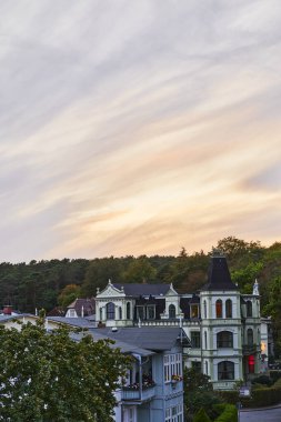 Bansin, Almanya - 13 Eylül 2019: Küçük Baltık Denizi şehri Bansin 'in akşam gökyüzü altındaki manzarası.
