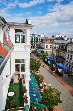 Bansin, Almanya - 12 Eylül 2019: Almanya 'nın Bansin adasındaki küçük Baltık Denizi kasabasında gezinti.