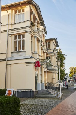 Bansin, Almanya - 14 Eylül 2019: Baltık Denizi kıyısındaki Bansin kasabasındaki küçük bir eczane.