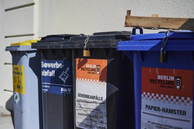 Berlin, Almanya - 3 Ekim 2020: Berlin, Almanya 'daki bir sanayi bölgesindeki bir atık toplama noktasında çok sayıda çöp konteynırının görüntülenmesi.