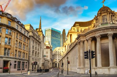 Londra, İngiltere - 1 Ağustos 2015: Londra Bankacılık Bölgesi 'nde Lothbury Caddesi' nin manzarası, solda bir gökdelen ve St. Margaret Kilisesi var..