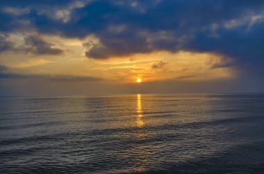 Almanya 'nın Usedom kentinin deniz kıyısında sabah güneşi.
