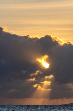 Almanya 'nın Usedom kentinin deniz kıyısında sabah güneşi.