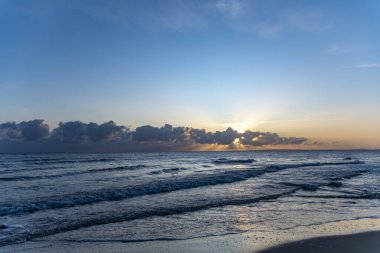 Almanya 'nın Usedom kentinin deniz kıyısında sabah güneşi.