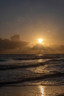 Almanya 'nın Usedom kentinin deniz kıyısında sabah güneşi.