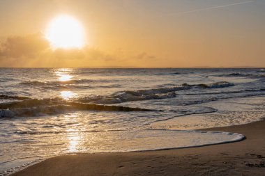 Almanya 'nın Usedom kentinin deniz kıyısında sabah güneşi.