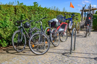 Bansin, Almanya - 13 Eylül 2019: Almanya 'nın Kullanım Adası' ndaki Bansin kıyı kasabasında park edilmiş bisikletler. Bisiklet karavanında bir çocuk bisikleti vardı..