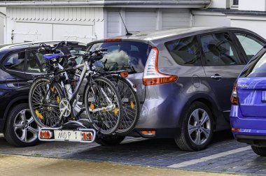 Bansin, Almanya - 14 Eylül 2019: Kıça bağlı bir motosiklet taşıyıcısı ve üzerine iki bisiklet monte edilmiş park edilmiş araba.