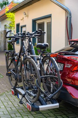 Bansin, Almanya - 14 Eylül 2019: Kıça bağlı bir motosiklet taşıyıcısı ve üzerine iki bisiklet monte edilmiş park edilmiş araba.