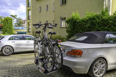 Bansin, Almanya - 14 Eylül 2019: Kıça bağlı bir motosiklet taşıyıcısı ve üzerine iki bisiklet monte edilmiş park edilmiş araba.