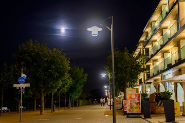 Bansin, Almanya - 13 Eylül 2019: Bansin, Almanya 'da ay ile gece çekimi. Odak, gezinti güvertesinin ön planında yatıyor..