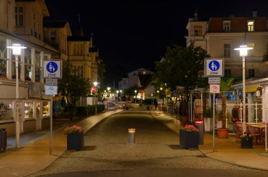 Bansin, Almanya - 13 Eylül 2019: Bansin, Almanya 'da gece çekimi. Fenerlerle aydınlatılan yayaları görebilirsiniz..