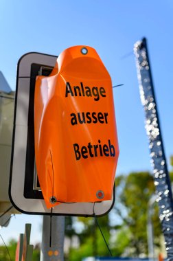 Berlin-Dresden demiryolu hattındaki bir demiryolu geçidinde devre dışı bırakılmış sinyal sistemi. Güney Berlin, Almanya 'da Lichtenrade iline bağlı bir şehirdir. Metin: Almanca 