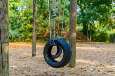 Almanya 'da çocuk parkı. Arka planda lastik salıncak ve tırmanma çerçevesi var..