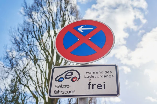 Znak Ulicy Umożliwiający Parkowanie Samochodów Elektrycznych Przy Publicznej Stacji Ładowania — Zdjęcie stockowe