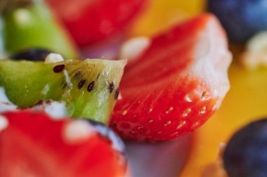 Sağlıklı ve vejetaryen atıştırmalık olarak çeşitli ve renkli meyveler..