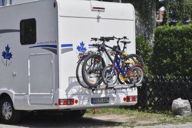 Berlin, Almanya - 30 Temmuz 2018: Arkasına iki bisiklet ve bir çocuk bisikleti iliştirilmiş bir bisiklet taşıyan bir kampçı.