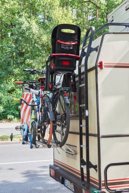 Berlin, Almanya - 26 Ağustos 2018: Arkasına bisiklet taşıyan bir kampçı bebek koltuğu ve bir çocuk bisikleti takılı iki bisikletli.