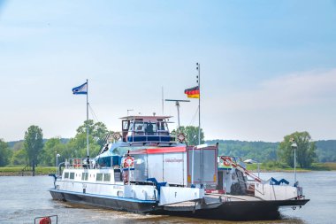 Neu Darchau, Almanya - 20 Mayıs 2019: Neu Darchau, Almanya 'da Elbe Nehri' ni geçen bir kamyon.