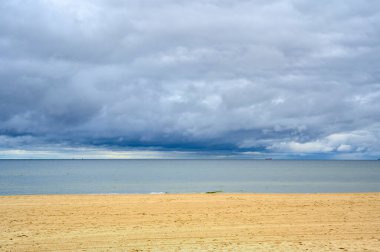 Deniz manzaralı ıssız sahil dramatik görünen fırtına bulutlarına.