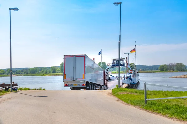 Neu Darchau Німеччина Травня 2019 Вантажівка Поромі Поблизу Міста Ноу — стокове фото