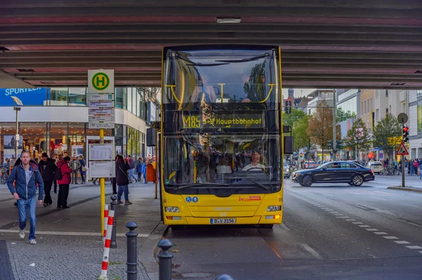 ドイツ ベルリン 2019年10月5日 公共交通機関で使用されているバスは ドイツ ベルリン シュテグリッツのバス停で — ストック写真