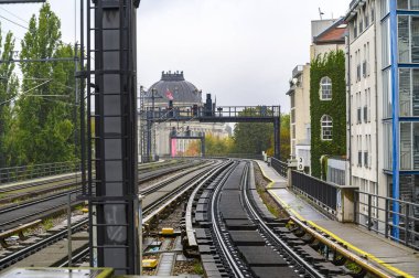 Berlin, Almanya - 8 Ekim 2019 Berlin S-Bahn tren istasyonundan istasyon girişinin önündeki raylara kadar.
