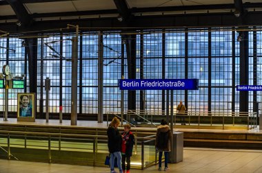 Berlin, Almanya - 8 Ekim 2019: Berlin 'in merkezindeki tren istasyonu Friedrichstrasse' ye bakın..