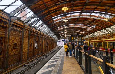 Berlin, Almanya - 8 Ekim 2019: Berlin 'in merkezindeki Hackescher Markt tren istasyonuna yolcu ve bekleyen bir trenle birlikte bakın.