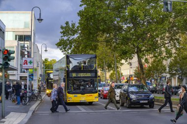 Berlin, Almanya - 5 Ekim 2019: Berlin-Steglitz 'de yoldan geçenlerin, arabaların ve otobüslerin bulunduğu bir alışveriş caddesinde sahne.