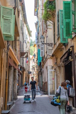 Nice, Fransa - 6 Ekim 2018: Nice, Fransa 'nın eski bir kasabasında turist ve yöre sakinlerine hitap eden küçük dükkanlar ve restoranlar bulunan renkli bir ara sokak.