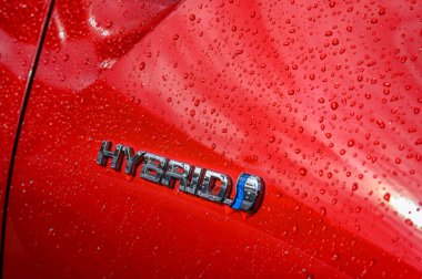 Berlin, Almanya - 28 Eylül 2019: Çevre dostu bir araba üzerinde HYBRID amblemi.