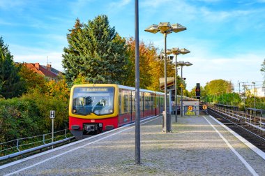 Berlin, Almanya - 26 Ekim 2019: Berlin S-Bahn treni Berlin-Lichtenrade istasyonunda geliyor.