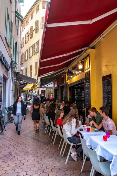 프랑스 Nice France 2018 프랑스 골목으로 관광객과 현지인들을 상점과 식당들이 — 스톡 사진